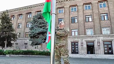 الرئيس الأذربيجاني يرفع علم بلاده فوق "قره باغ"